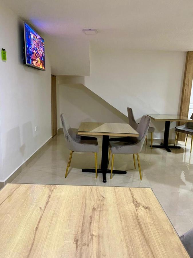 Hotel Wampushkar Zamora Bagian luar foto