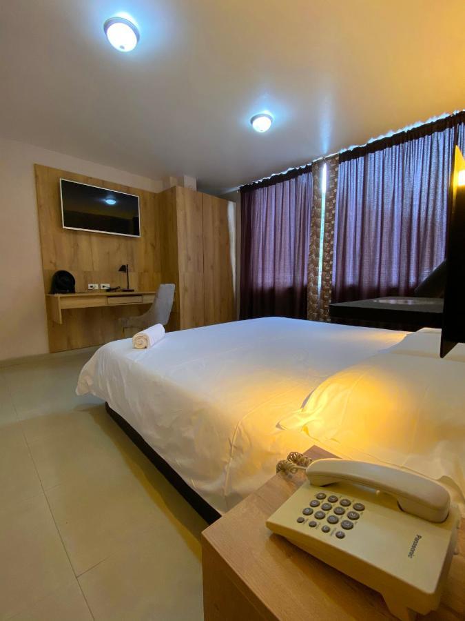 Hotel Wampushkar Zamora Bagian luar foto